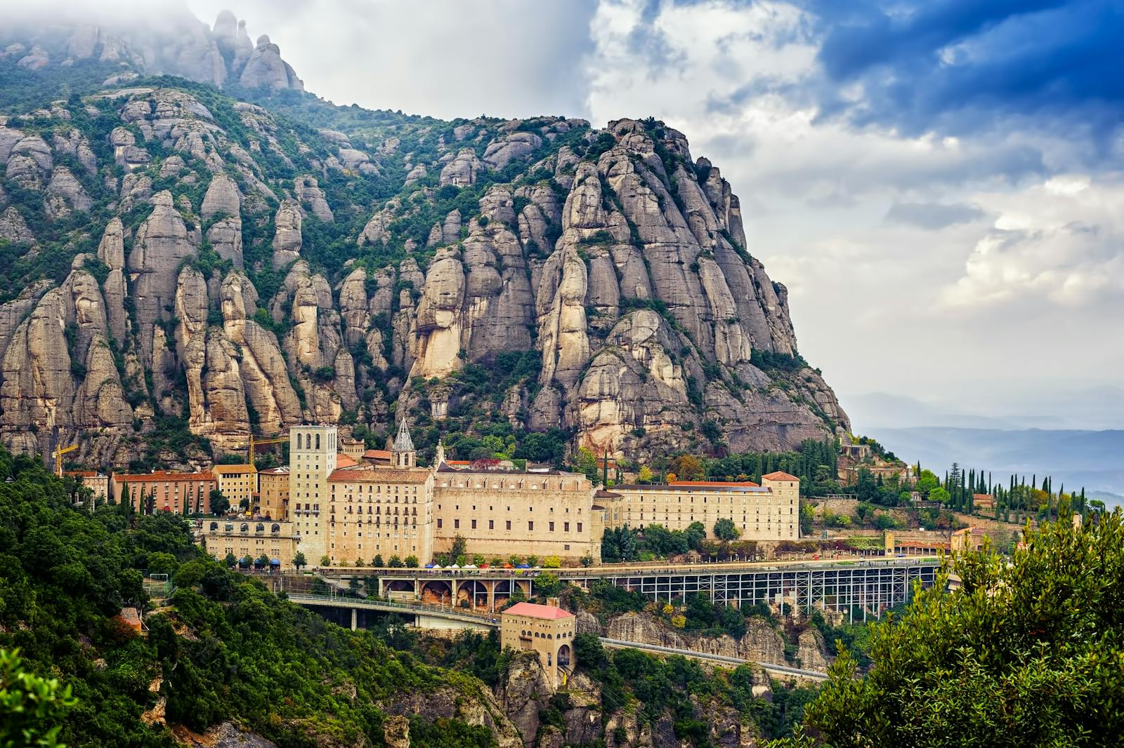 Vista panorámica del Monasterio de Montserrat al pie de los roquedos