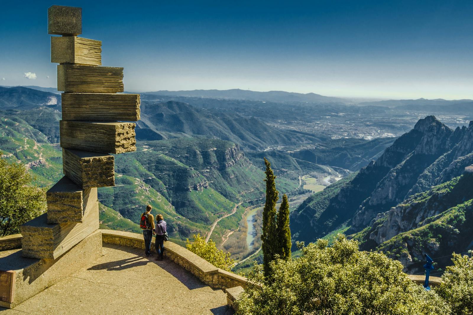 Vista panorámica desde el Monasterio de Montserrat con escultura